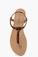 Load image into Gallery viewer, Basic Leopard Toe Post Sandals
