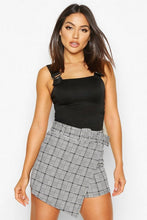 Load image into Gallery viewer, Dogtooth Check Belted Skort

