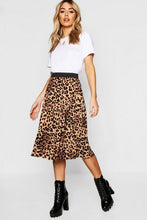 Load image into Gallery viewer, Petite Leopard Print Pleated Midi Skirt

