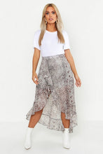 Load image into Gallery viewer, Plus Snake Print Ruffle Skirt

